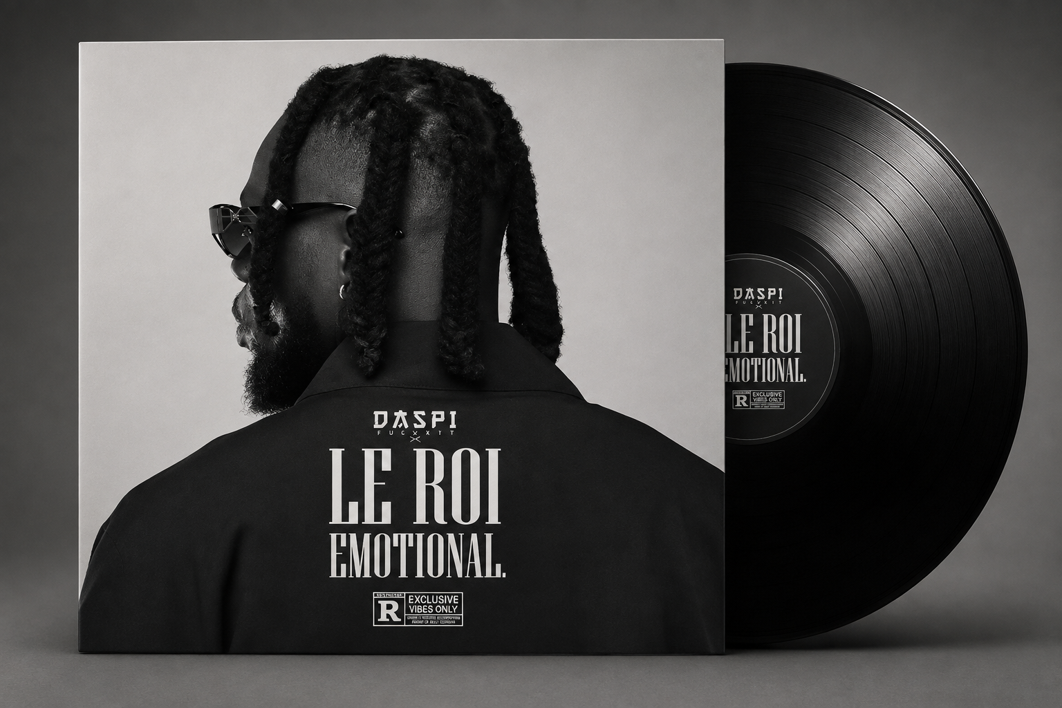 Daspi "LE ROI EMOTIONAL" (Version noir & blanc avec vinyle) Titre : 🎙️ Le Roi Emotional – L'émotion gravée à jamais. Description : Au-delà d'un morceau, un projet raconte une histoire. Cette édition symbolise le travail réalisé ensemble pour donner une identité forte à l'univers de Daspi. Chez MbedShit Music, nous accompagnons les artistes dans la création de leur image, de leur son et de leur héritage, jusqu'au moindre détail. #MbedShitMusic #Daspi #LeRoiEmotional #DirectionArtistique #AlbumCover #MusicProducer #BrandingArtist #ProductionMusicale #StudioLife